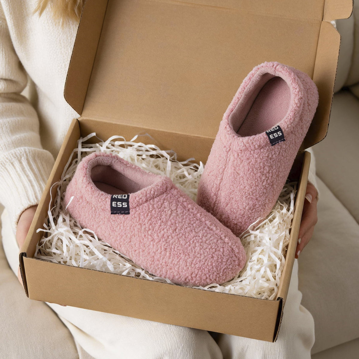REDESS Slippers for women, Closed Back Curly Fleece Indoor House Shoes